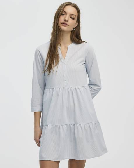 Robe étagée à manches longues et col fendu