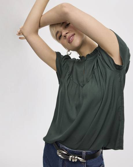 Blouse à manches courtes fluides et col montant