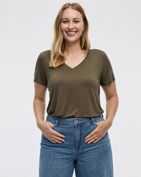 Short-Sleeve V-Neck Tee - R Essentials