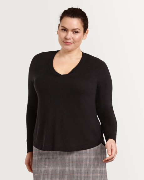 V Neck Pullover with a Rounded Hem R Essentials