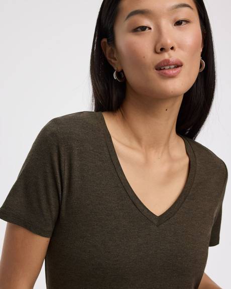 V-Neck Tee - R Essentials