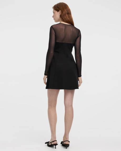 Robe cintrée et évasée à manches longues avec empiècement transparent