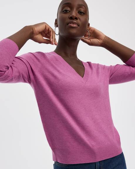 Long-Sleeve V-Neck Pullover - R Essentials