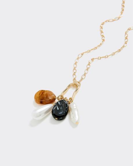 Short Necklace with Resin and Pearl Pendants