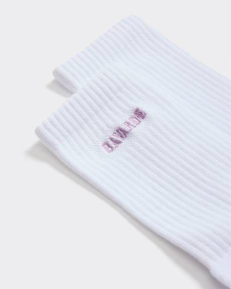 Bas côtelés avec mot à l'ourlet