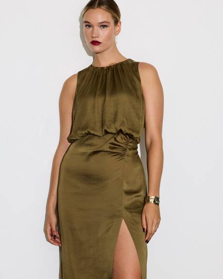 Robe maxi sans manches et col rond avec fente haute