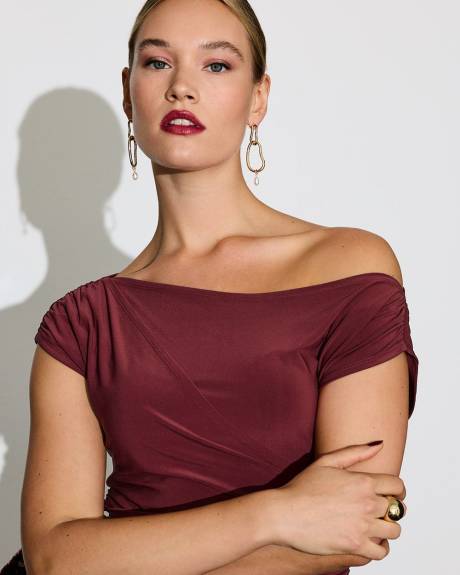 Robe midi moulante à col bateau asymétrique