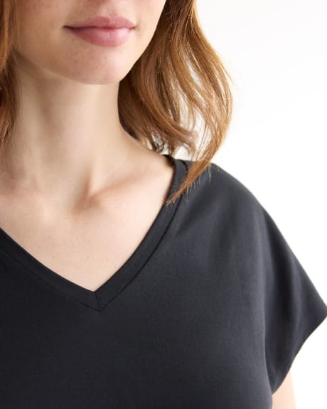 Extended-Sleeve Tee with Tie at Waist