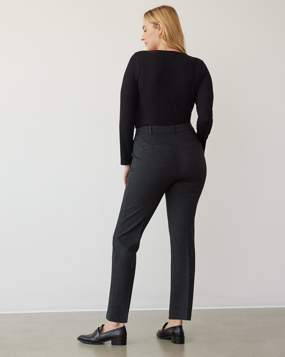 Pantalon taille haute et jambe droite, Le Stretch Moderne
