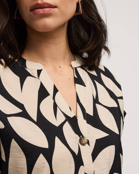 Robe droite à manches très courtes et col fendu