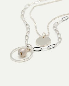 Collier à rangs multiples à pendentif circulaire et perle brossée