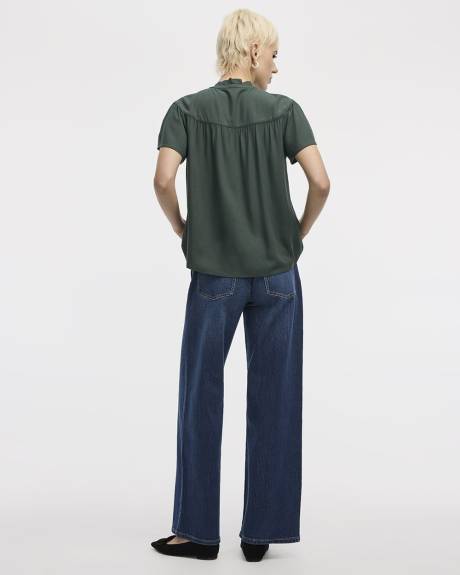 Blouse à manches courtes fluides et col montant