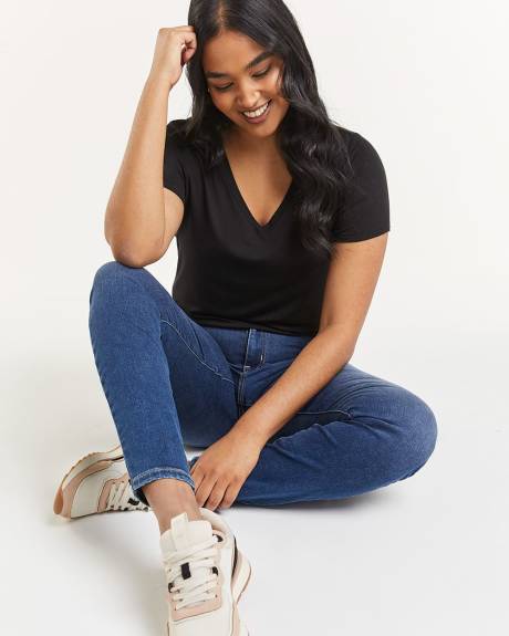 V-Neck T-Shirt - R Essentials