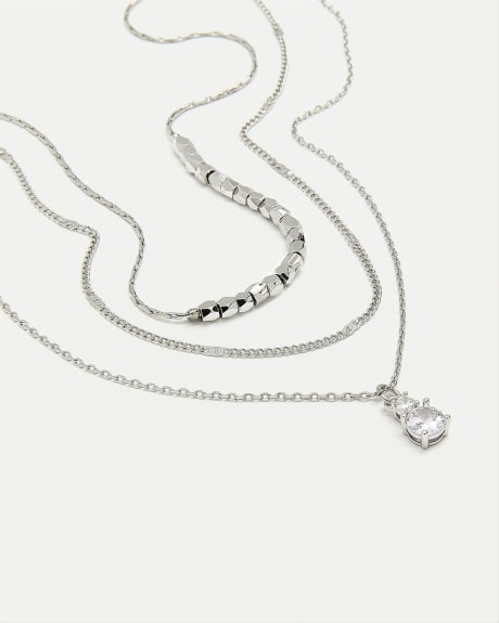 Délicat collier à triple chaîne avec pendentif en strass