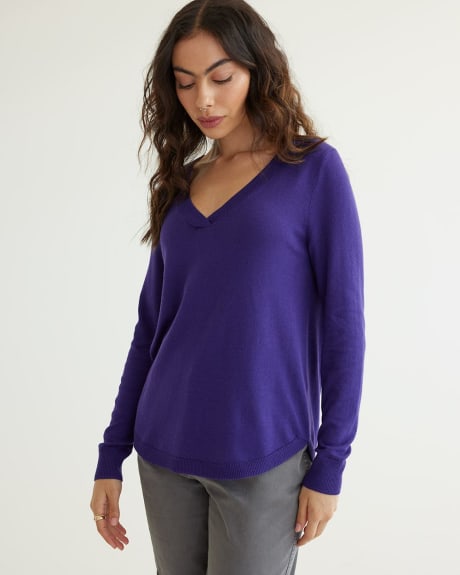 Long-Sleeve V-Neck Pullover, R Essentials