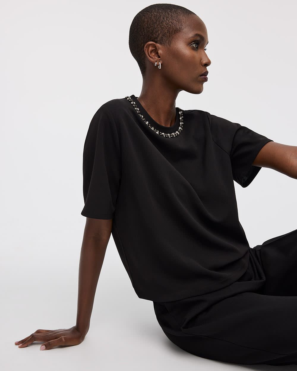 Haut à manches courtes et col rond orné de bijoux