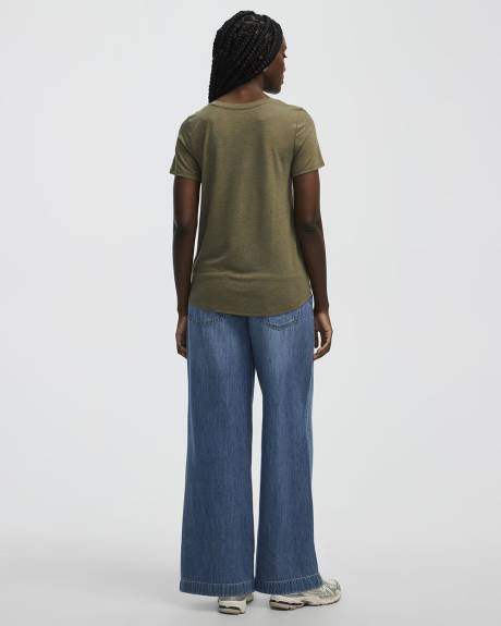 V-Neck T-Shirt - R Essentials