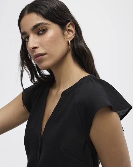 Blouse boutonnée à manches courtes à volants et col fendu