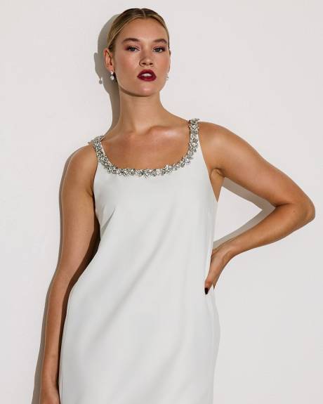 Robe courte droite sans manches à col dégagé avec strass