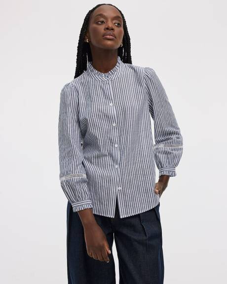 Blouse &agrave; manches bouffantes et col montant avec broderies