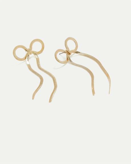 Boutons d'oreilles délicates en forme de boucle