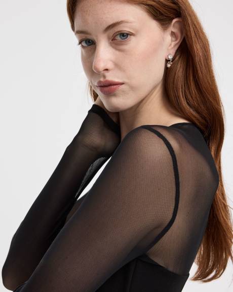 Robe cintrée et évasée à manches longues avec empiècement transparent