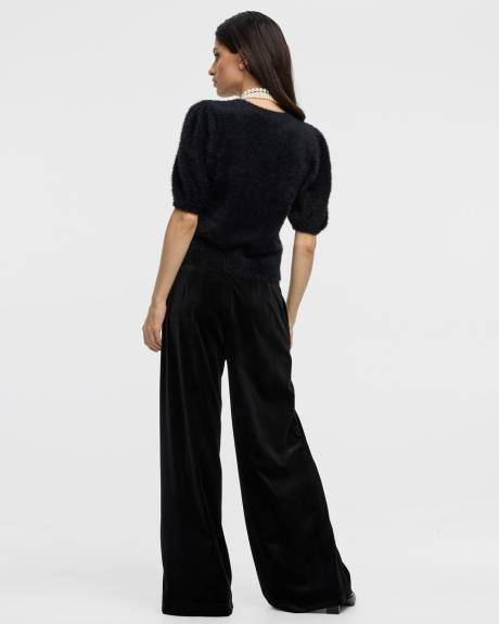 Pull pelucheux à manches courtes et col rond