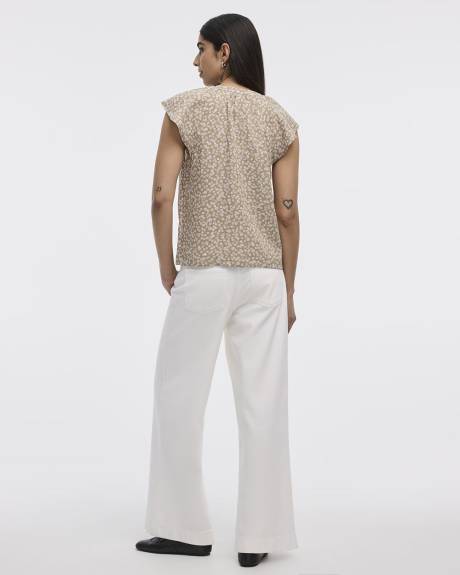 Blouse boutonnée à manches courtes à volants et col fendu