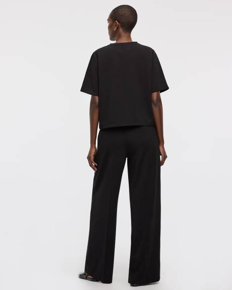 Haut à manches courtes et col rond orné de bijoux