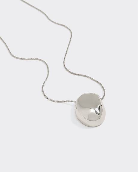 Collier long à pendentif ovale en métal