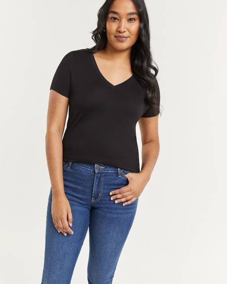 V-Neck T-Shirt - R Essentials