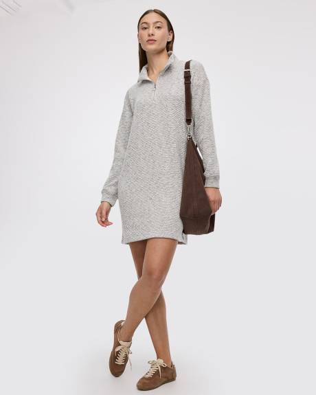 Robe courte à manches longues et col montant à demi-zip