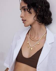 Collier court à chaînes multiples avec perles et coquillages