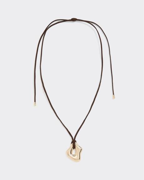 Pendentif en métal sur collier court en corde