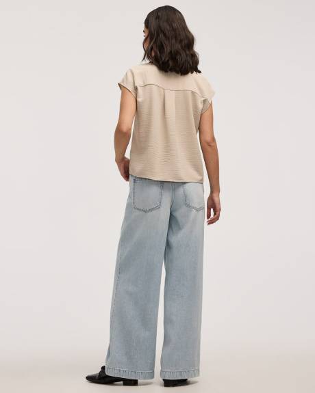 Blouse courte ample à col chemisier et manches très courtes