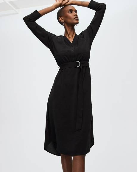 Robe en satin à manches longues et encolure fendue