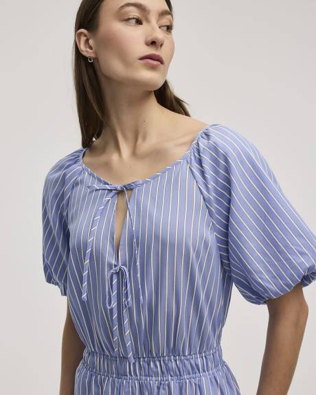 Robe cintrée et évasée à manches courtes avec détails à nouer à l'encolure