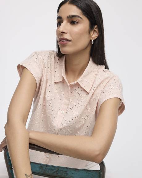 Haut crocheté à manches courtes et col chemisier