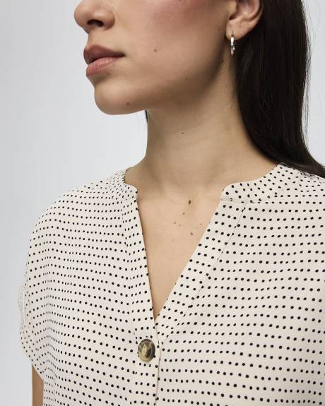 Blouse &agrave; manches tr&egrave;s courtes et encolure fendue