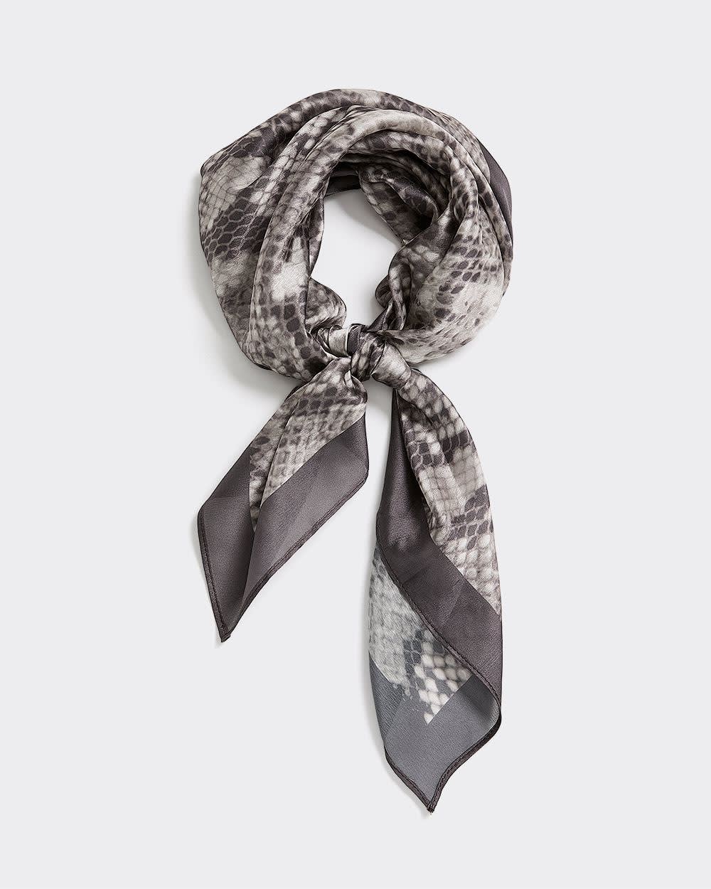 Foulard carré à motif peau de serpent