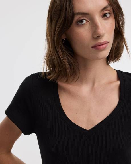 V-Neck Ribbed T-Shirt - R Essentials