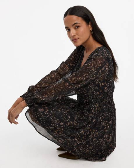 Robe courte cintrée et évasée à manches longues et col V