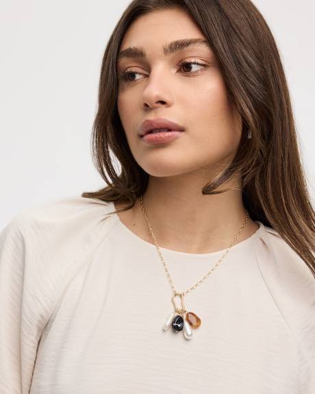 Collier court à pendentifs en résine et perles