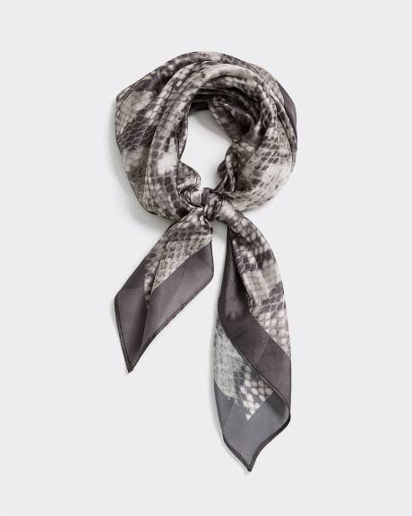 Foulard carré à motif peau de serpent