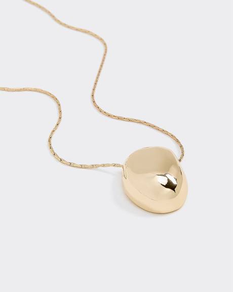 Collier long à pendentif ovale en métal