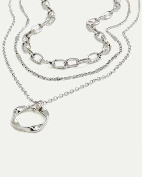 Short Three-Chain Necklace with Twisted Pendant