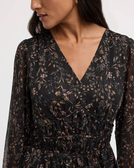 Robe courte cintrée et évasée à manches longues et col V