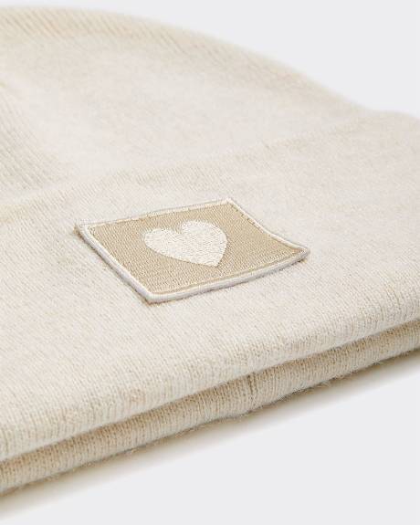 Tuque à revers avec écusson brodé