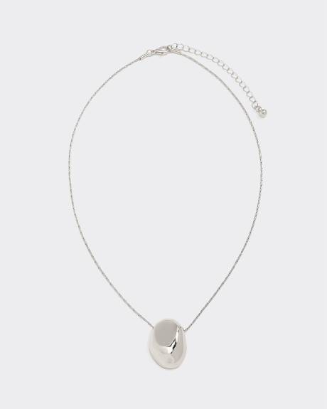 Collier long à pendentif ovale en métal