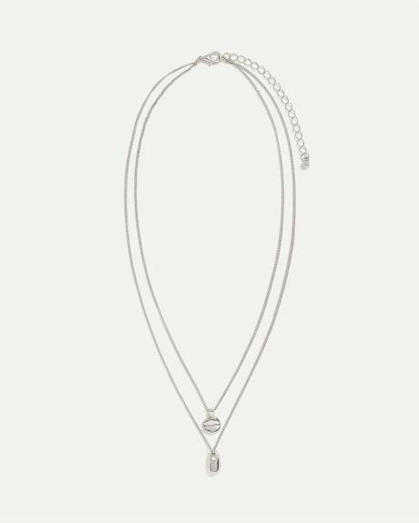 Collier court à chaînes doubles avec pendentifs en métal